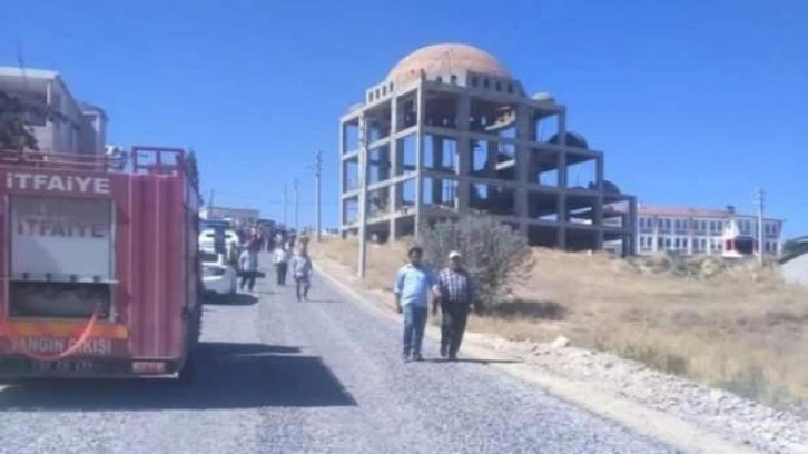 Cami inşaatında iskele çöktü: 4 işçi yaralandı