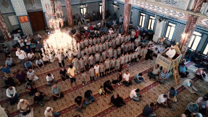 Camide cemaatin hiç beklemediği bir anda bütün çocuklar ayağa kalktı ve... Göz yaşarttılar