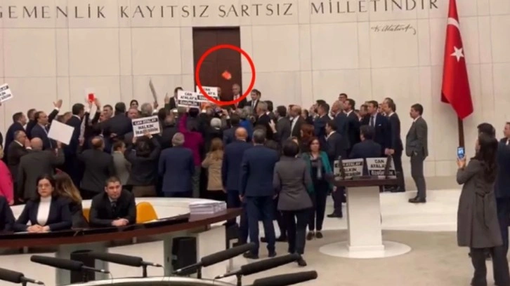 Can Atalay kararına tepki gösteren bazı vekiller Meclis kürsüsüne Anayasa kitapçığı fırlattı