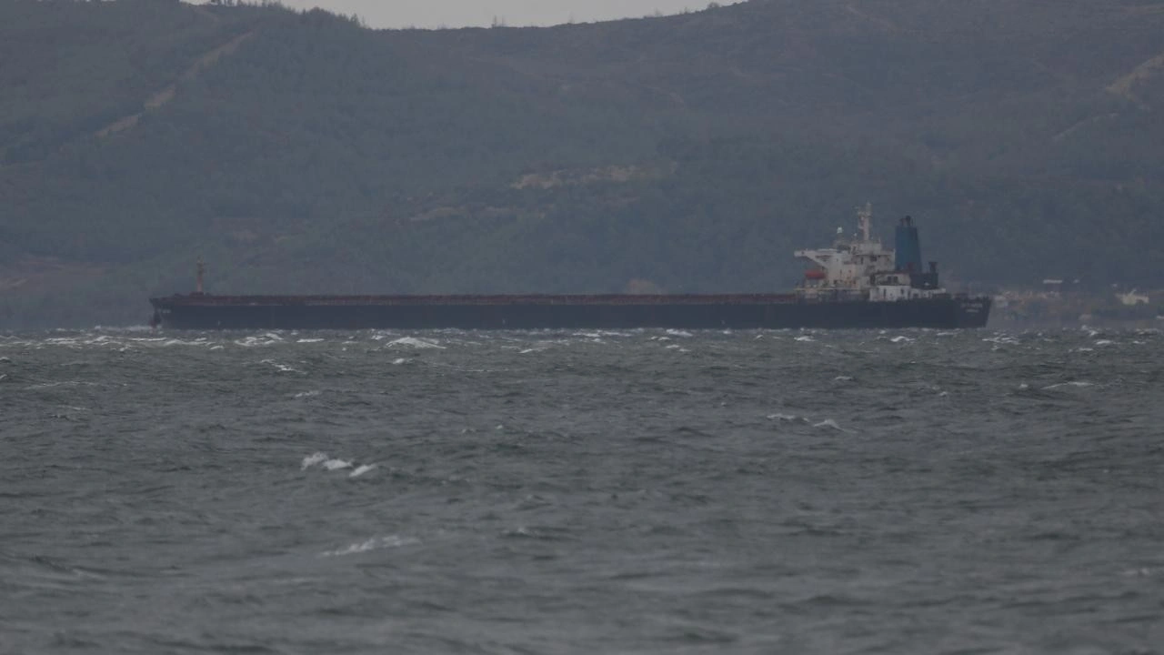 Çanakkale Boğazı tek yönlü olarak trafiğe açıldı