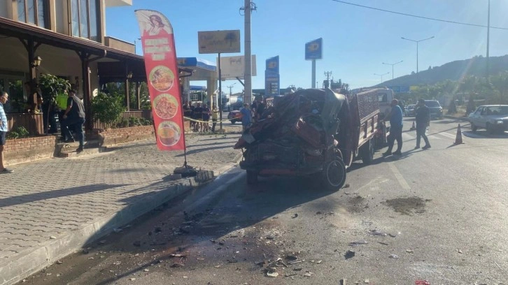 Çanakkale'de feci kaza: Kamyonet, TIR'a arkadan çarptı!