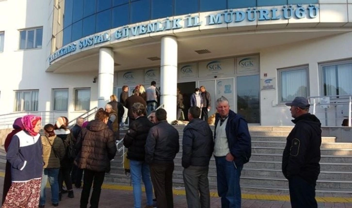 Çanakkale’de EYT’liler SGK önünde uzun kuyruklar oluşturdu