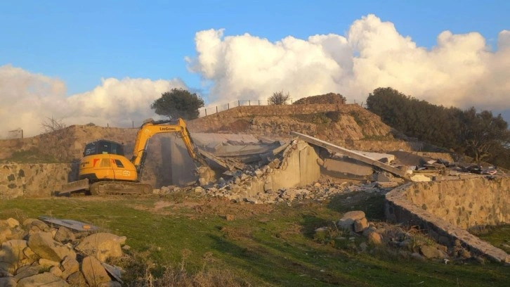 Çanakkale'de kaçak yapılar yıkılıyor