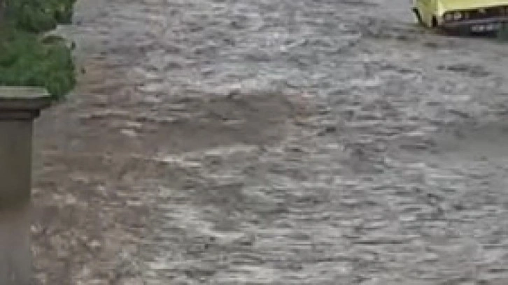 Çankırı'da sel suları yolları bastı