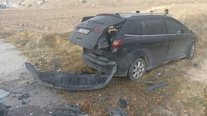 Çarpışan otomobiller hurdaya döndü: 8 kişi yaralı!