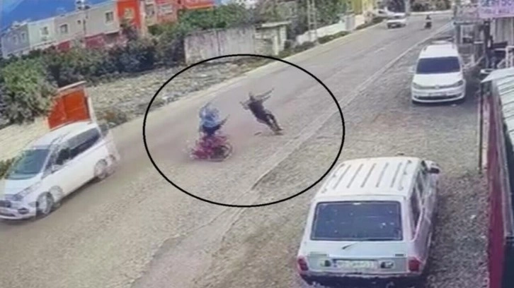 Çarpışmanın etkisiyle motosiklet sürücüsü ve yaya havaya uçtu