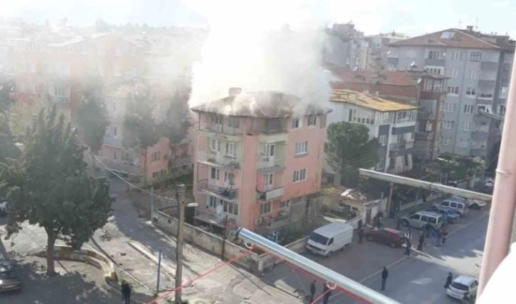 Çatısını alevlerin kapladığı binada korku dolu anlar!