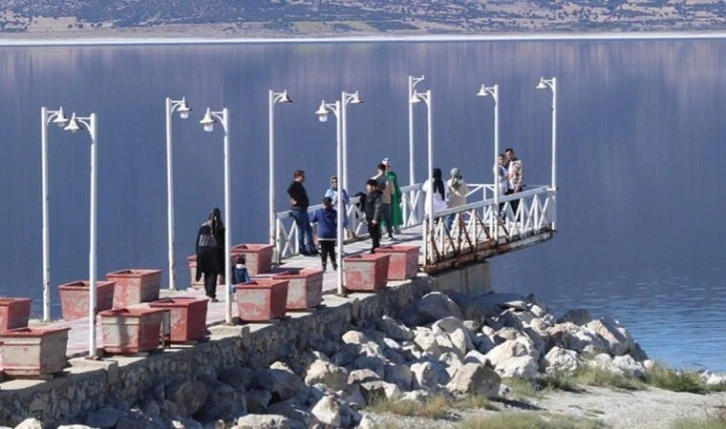 Çekilme olan Burdur Gölü'nde iskele, 18 metre uzaklaştı