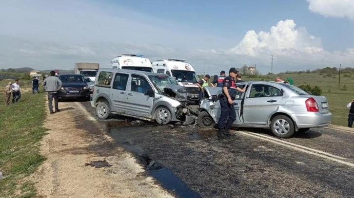 Cenaze yolunda kaza yaptılar: 2 ölü, 3 yaralı