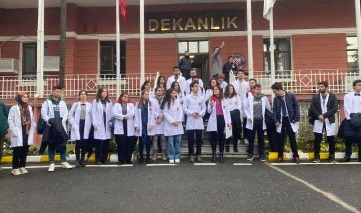 Cerrahpaşa'da öğrenciler uzaktan eğitim kararını protesto etti