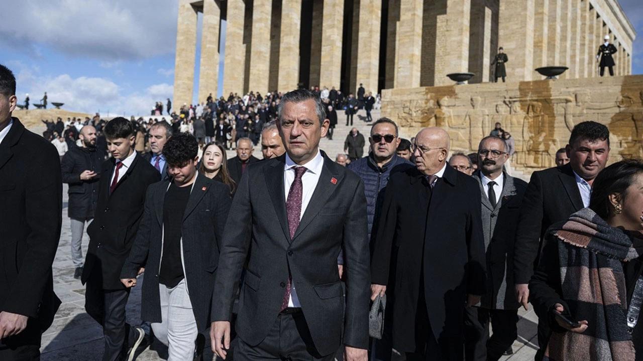 CHP Genel Başkanı Özgür Özel, Anıtkabir'i ziyaret etti