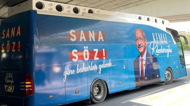 CHP otobüsü Sıhhiye Köprüsü'ne sıkıştı