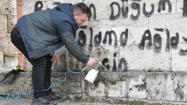 Çifte Minareli Medrese'deki sprey boya silindi