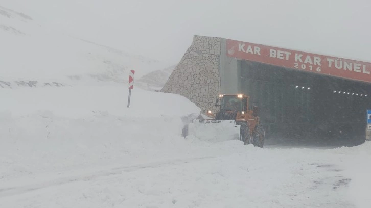 Çığ nedeniyle kapanan Van-Bahçesaray karayolu ulaşıma açıldı