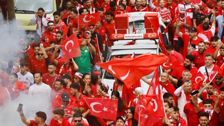 'Çılgın Türkler' Dortmund'u kırmızı beyaza boyadı