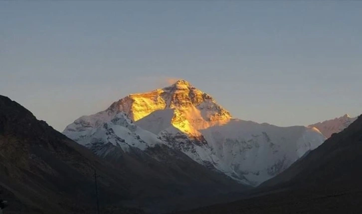 Çinli araştırma ekibi, Everest Dağı'nın zirvesine ulaştı