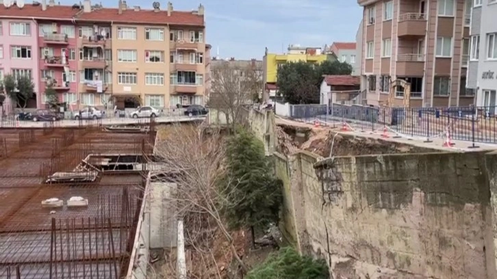 Çöken istinat duvarları mahalle sakinlerini tedirgin ediyor