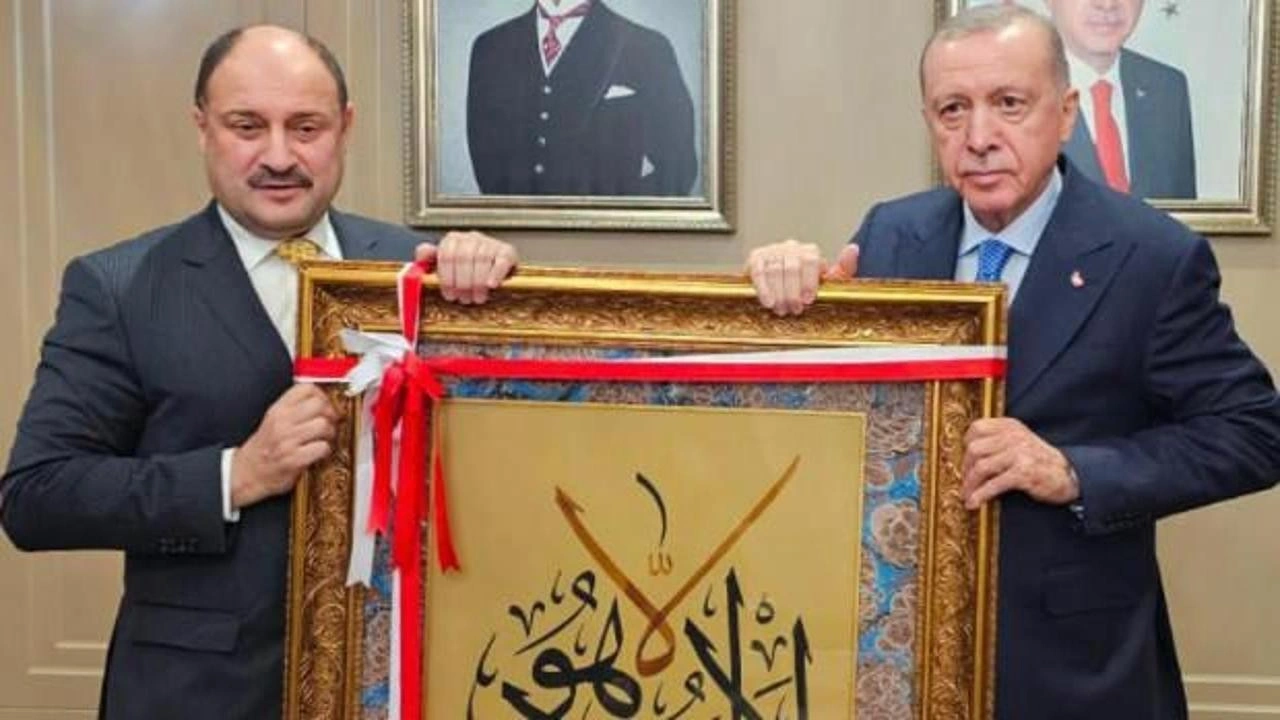 Cumhurbaşkanı Erdoğan'a anlamlı hediye! Şanlıurfa Belediye Başkanı Gülpınar takdim etti