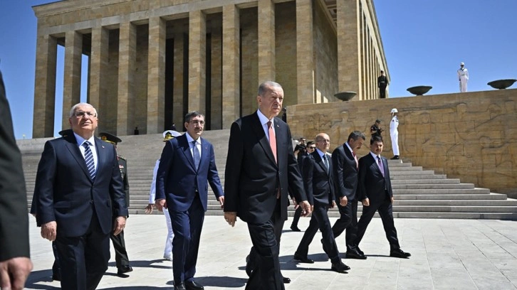 Cumhurbaşkanı Erdoğan başkanlığındaki YAŞ üyeleri Anıtkabir'i ziyaret etti