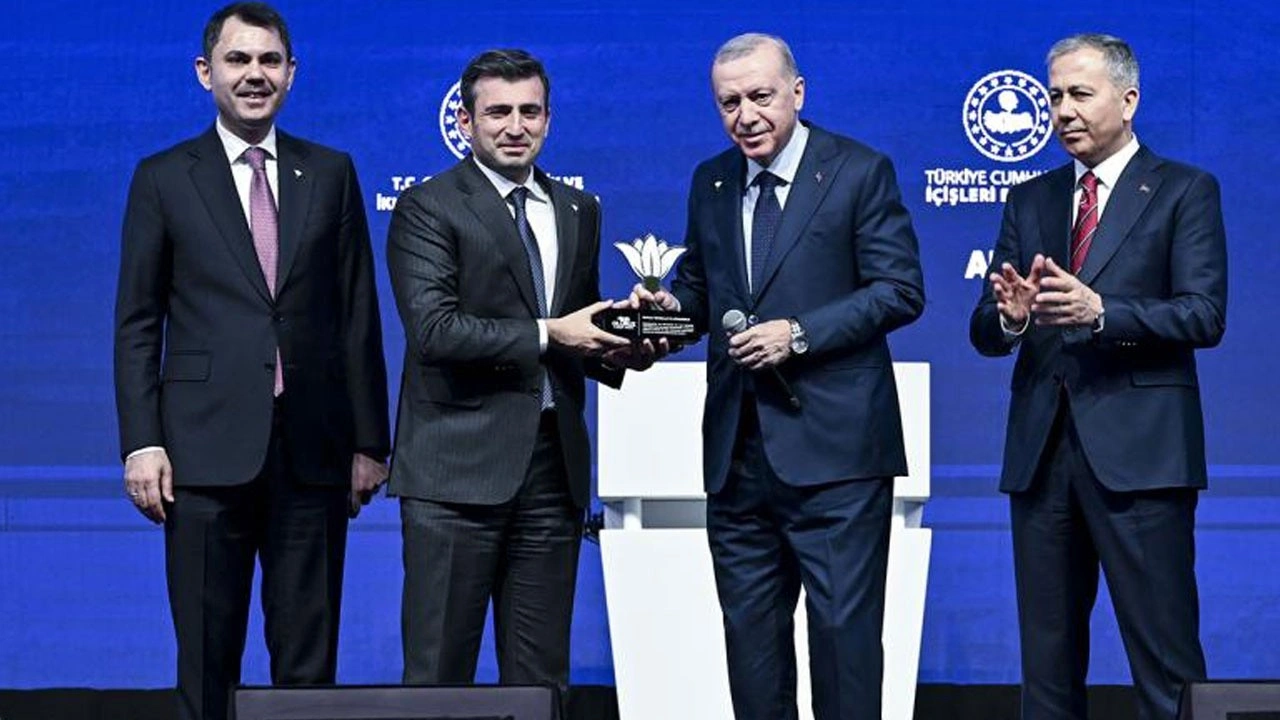 Cumhurbaşkanı Erdoğan'dan "asrın birlikteliğine" katkı verenlere plaket