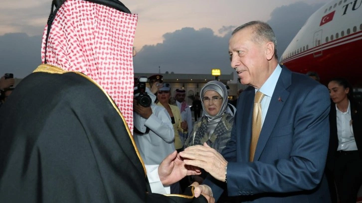 Cumhurbaşkanı Erdoğan Katar'da resmi törenle karşılandı