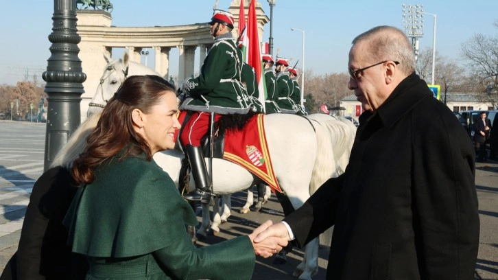 Cumhurbaşkanı Erdoğan Macaristan'da resmi törenle karşılandı