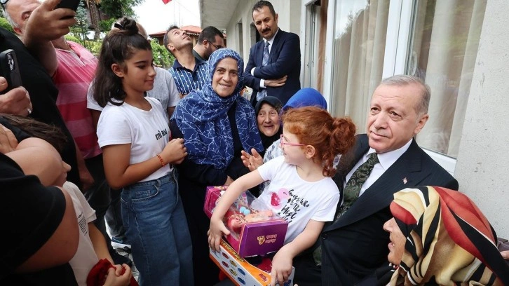 Cumhurbaşkanı Erdoğan, memleketi Rize'de komşularını ziyaret etti