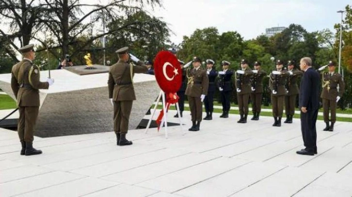 Cumhurbaşkanı Erdoğan, Vatan Anıtı'na çelenk bıraktı