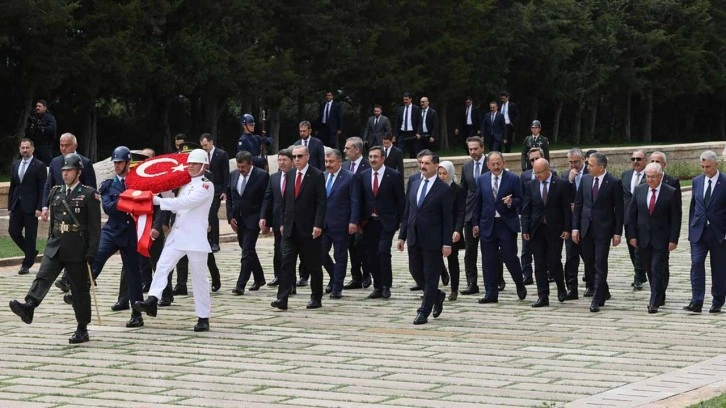 Cumhurbaşkanı Erdoğan ve kabine üyeleri Anıtkabir'de!