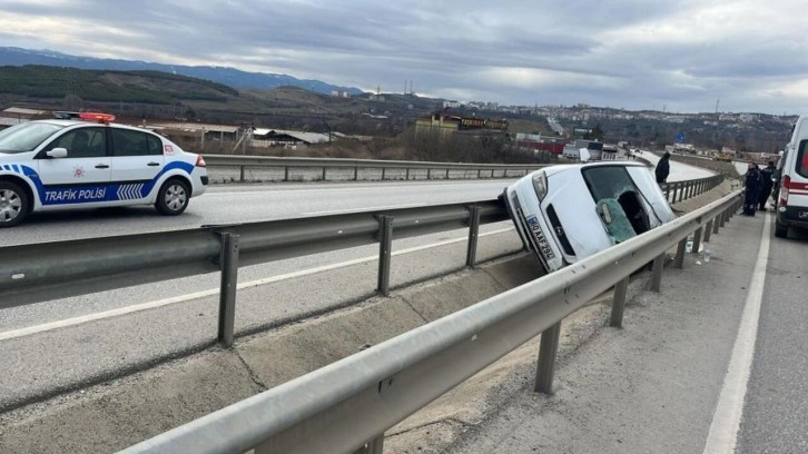 D100 karayolunda araç bariyerlere asılı kaldı: 2 yaralı