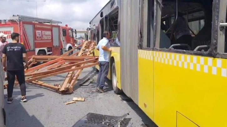 Demir yüklü kamyon İETT otobüsünü biçti: 5 yaralı