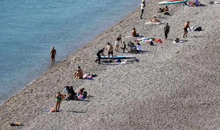 Deniz suyu sıcaklığının 21 derece olduğu Antalya'da Konyaaltı Sahili doldu