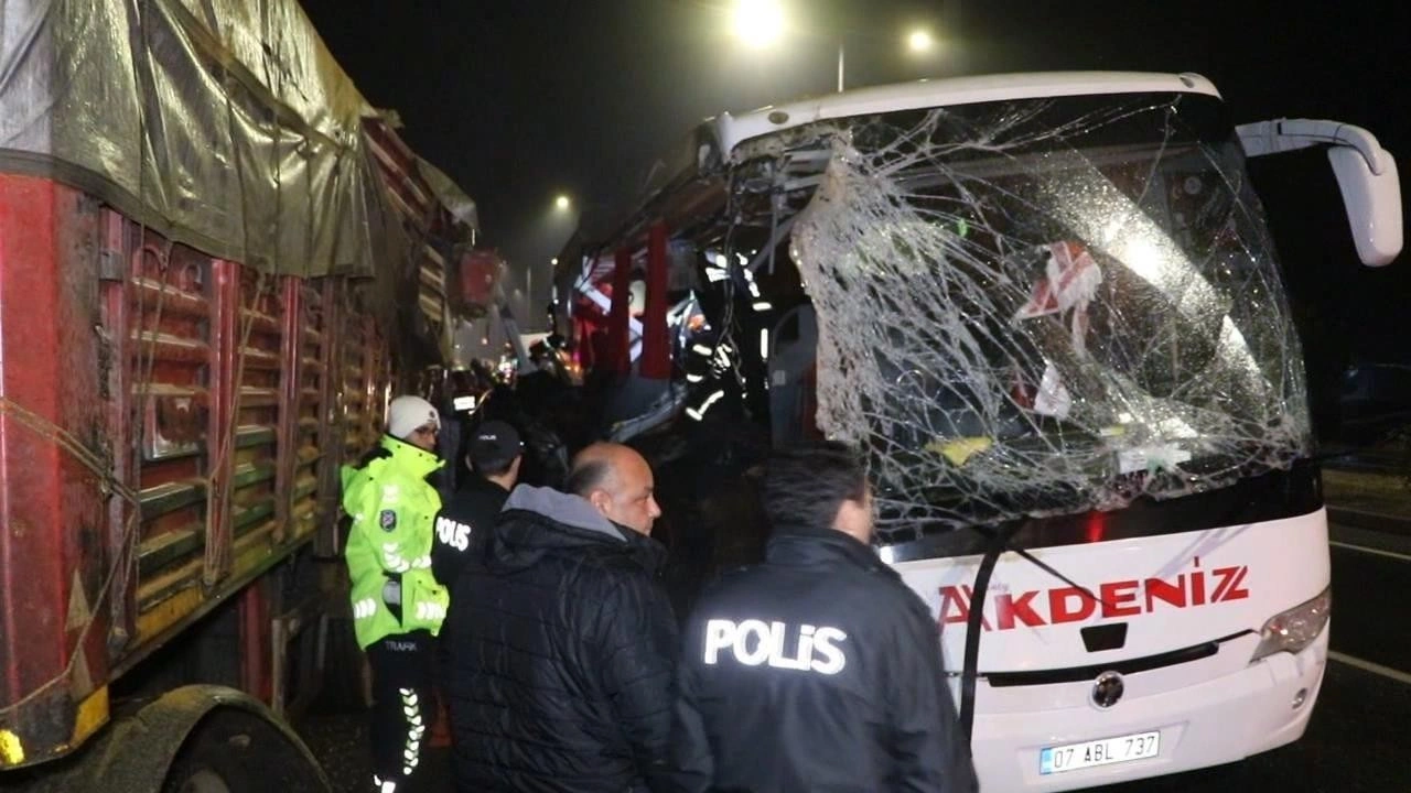 Denizli'de yolcu otobüsü TIR'la çarpıştı! Ölü ve yaralılar var