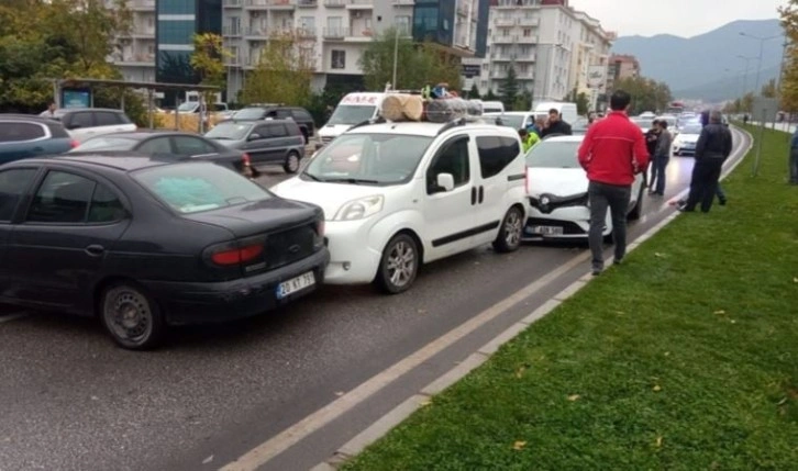 Denizli’de 8 araç zincirleme kazaya karıştı: 4 yaralı