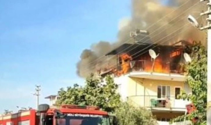 Denizli'de iki katlı evin çatı katı alevlere teslim oldu