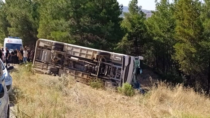 Denizli'de işçileri taşıyan otobüs şarampole devrildi: 15 kişi yaralandı