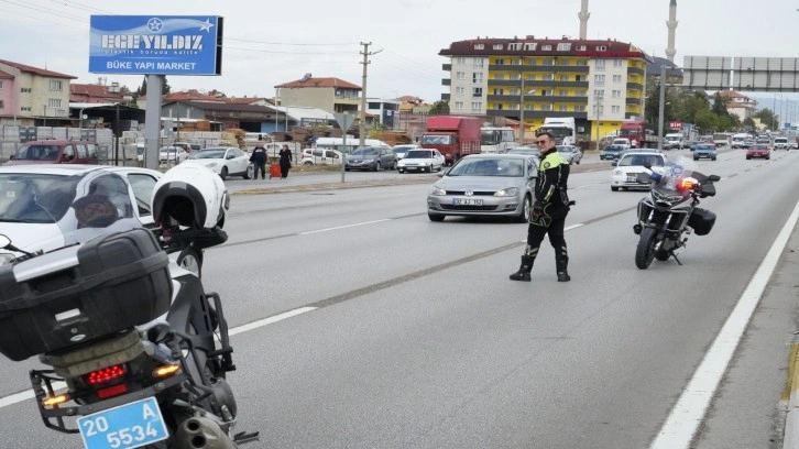 Denizli'de karşı şeride geçen araç dehşet saçtı, 8 kişi yaralandı