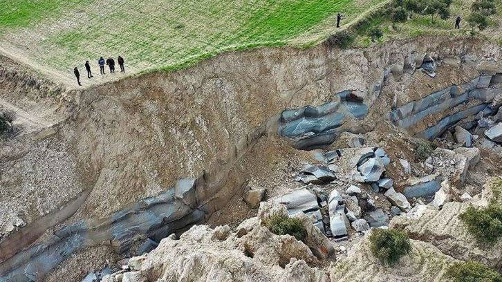 Deprem bölgesinde meydana gelen yeryüzü olayları incelendi