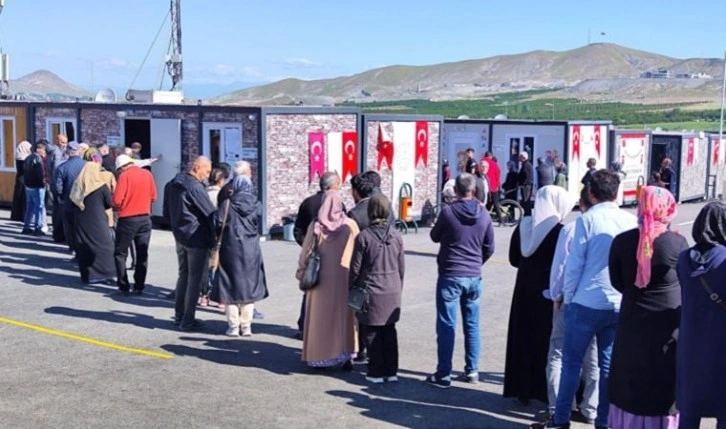 Deprem bölgesinde oy kullanma işlemi devam ediyor