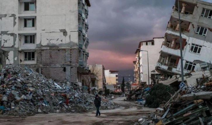 Deprem bölgesinin bir yılda yeniden inşası projesine hangi noktalarda karşı çıkılıyor?