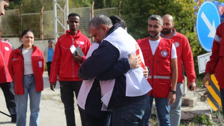 Depremde annesi ve kardeşlerini kaybeden Suriyeli 12 yaşındaki çocuk, babasına kavuştu