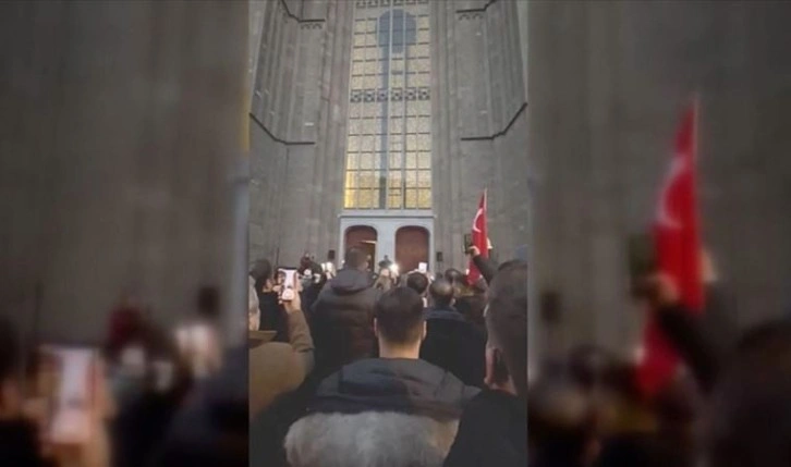 Depremde ölenler için kilise önünde sala okundu