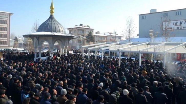 Depremin merkez üssünden gelen 4 tabut ilçeyi yasa boğdu! Cenazeye yüzlerce kişi katıldı