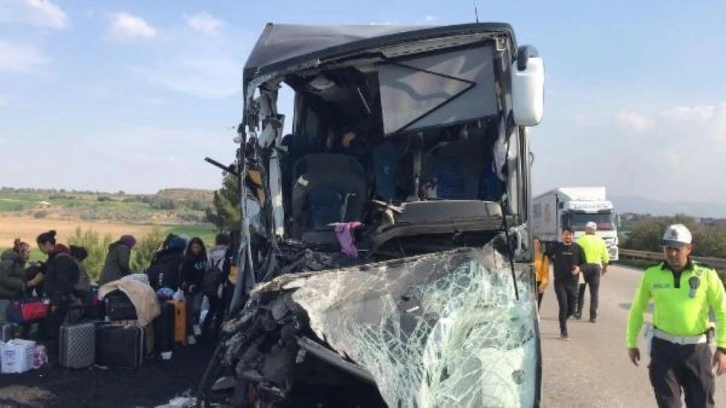 Depremzede öğrencileri Konya'ya götüren otobüs, kamyona çarptı: 2 ölü, 6 yaralı