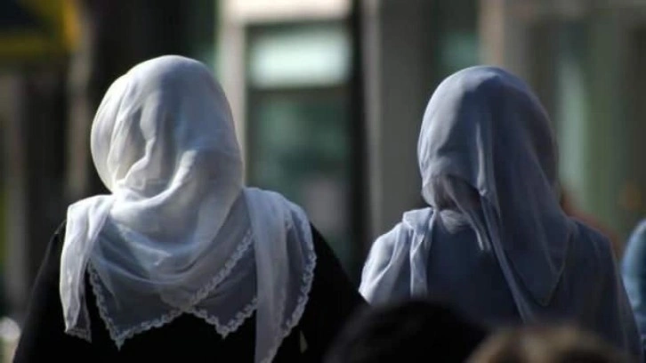 Depremzede öğrenciye okula kayıt için başörtüsü zulmü... Bakan Bozdağ'dan çok sert tepki!