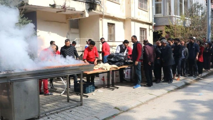 Depremzedeler için mangal kurup binlerce kebap dağıttı