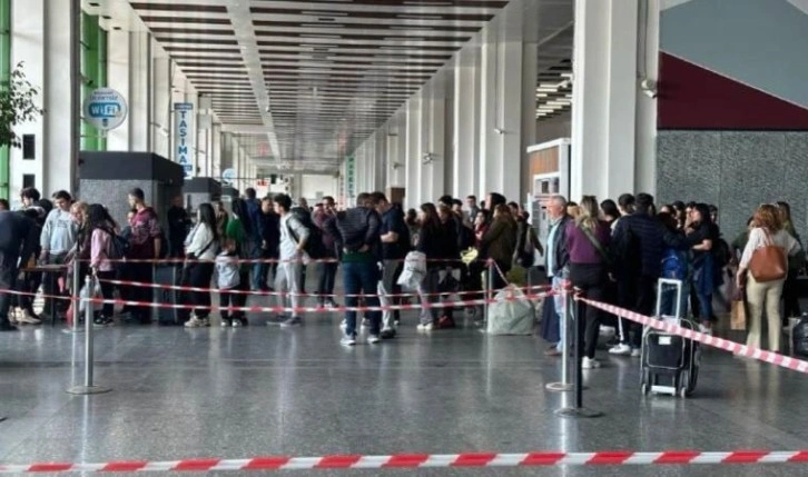 Depremzedeler, sandığa gitmek için AŞTİ'de yoğunluk oluşturdu