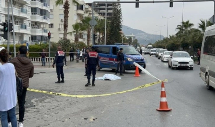 Depremzedeleri taşıyan araç kaza yaptı: 3 kişi yaşamını yitirdi, 4 yaralı