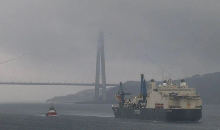 Dev gemi geçiyor... İstanbul Boğazı kapatıldı