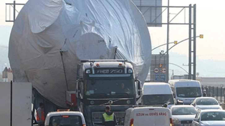 Devasa yük taşıyan TIR şehri birbirine kattı! Elektrik telleri söküldü, trafik durdu